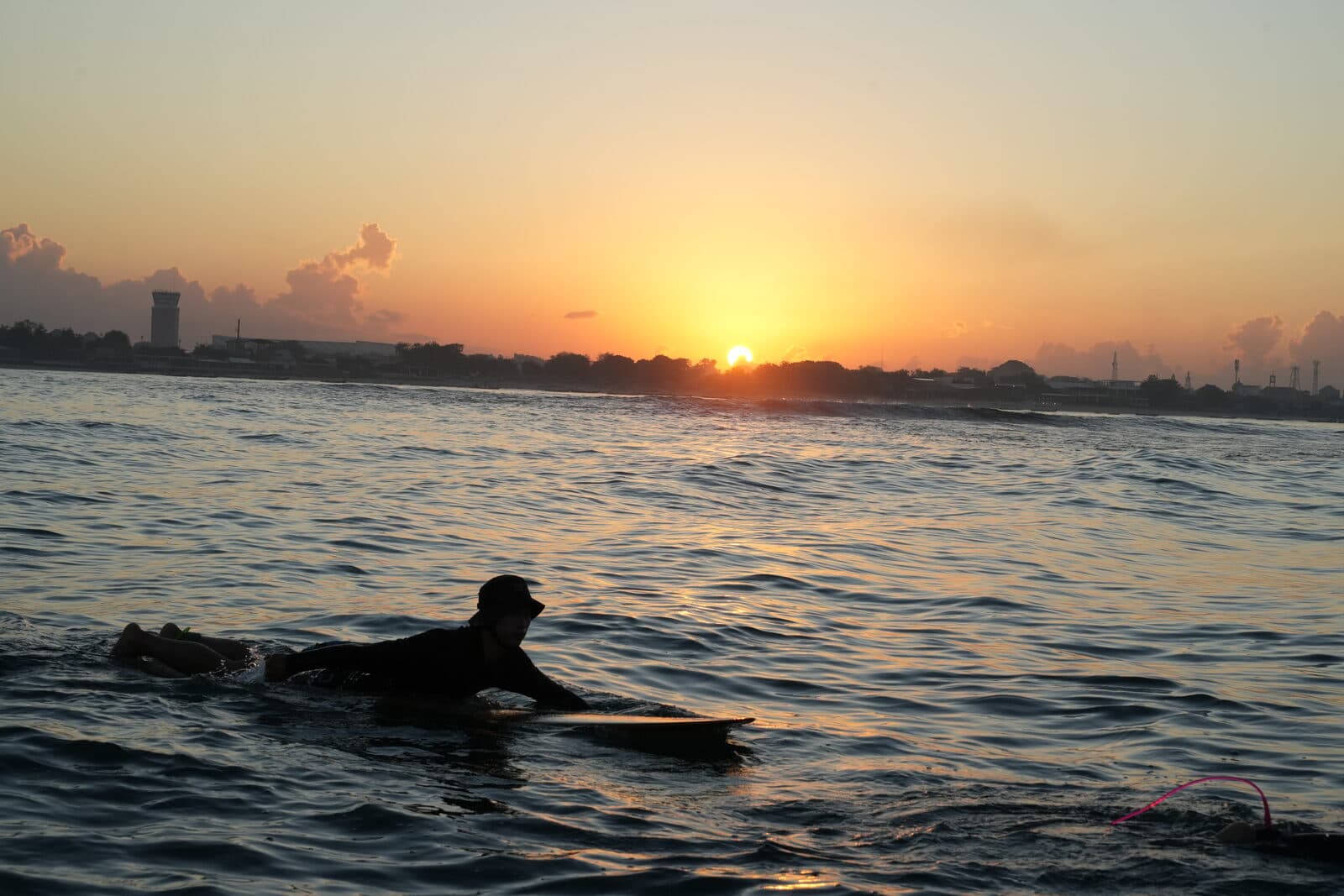 清晨 paddle out 評估浪況